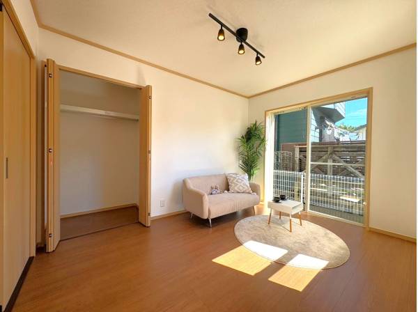大きな窓から心地よい日差しが差し込む温もりある居室