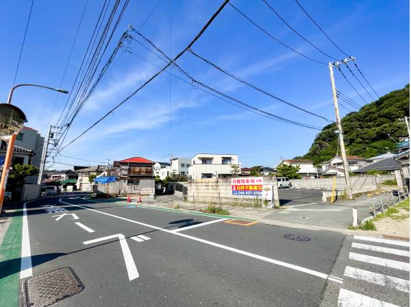 駐車場の奥の土地となります