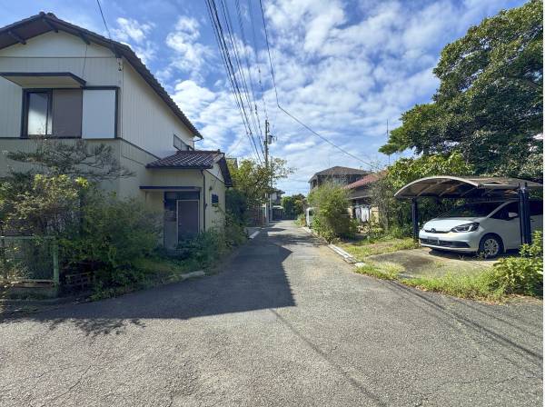 角から物件現地と北側道路を。