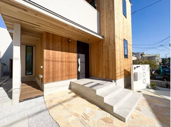 天然木のレッドシダーが湘南らしい彩りをもたらします。