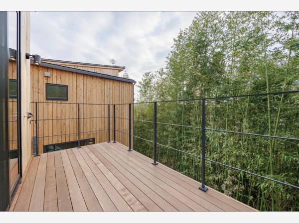 竹を望む、深呼吸が心地よいバルコニー。