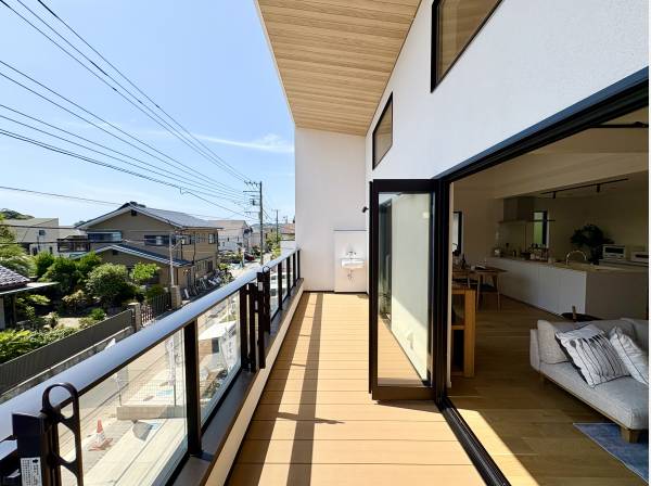 広々としたバルコニーで優雅にティータイムなど過ごせます