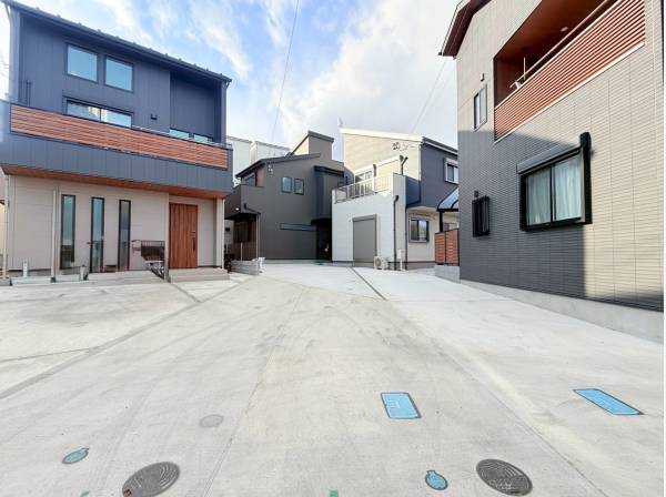 真ん中のお家でございます！カースペースは嬉しい2台分！