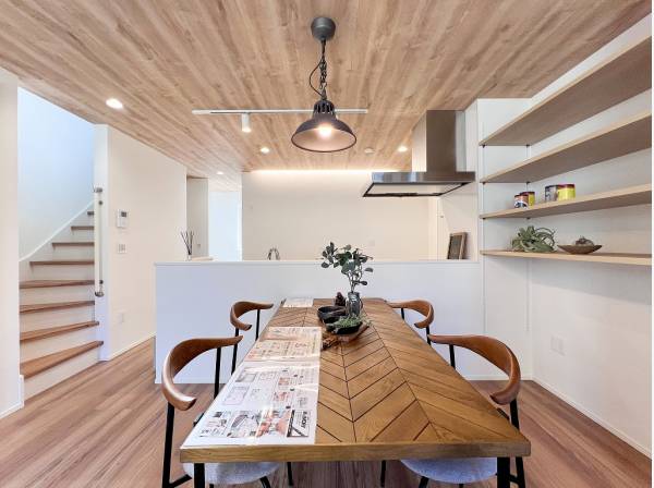 ダイニングのオープンシェルフはお気に入りを飾って