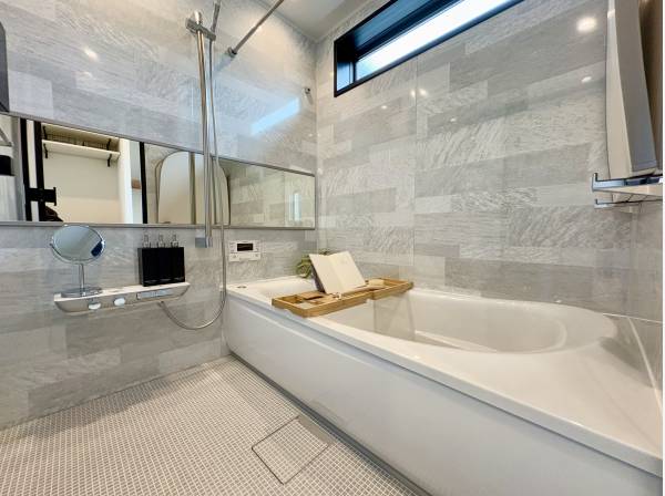 バスルームはリラックスできる姿勢で入浴できる、ゆるリラ浴槽を採用！