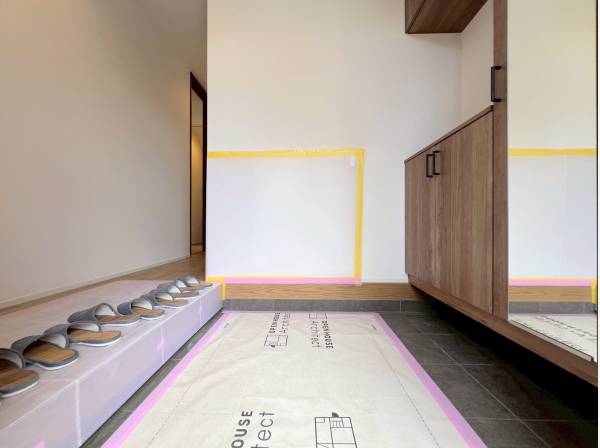 鏡付きのエントランスでございます