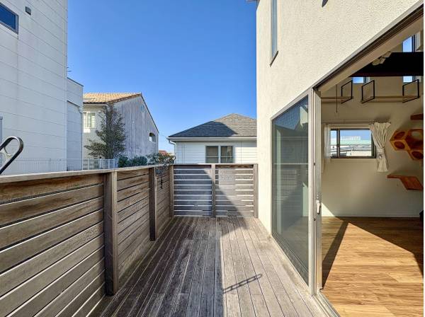 アウトドアリビングのように使えるウッドバルコニー