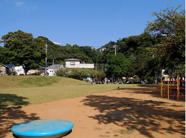 プールも備えた大きな公園も徒歩圏。第一運動公園へ１５分(約1.2ｋｍ)