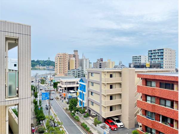 バルコニーからは江ノ島も望めます