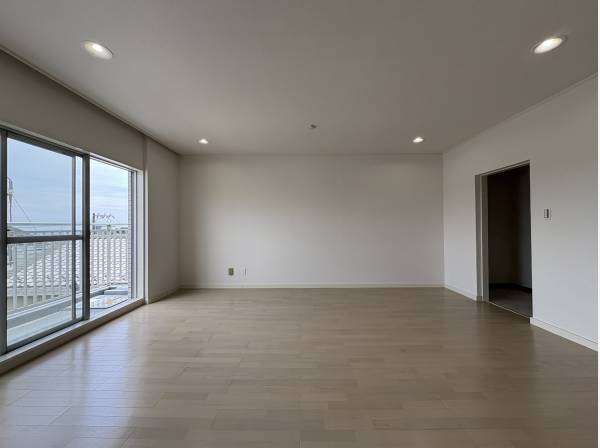 東南角部屋で陽当たり・通風良好！新しく張り替えた床が心地よい空間