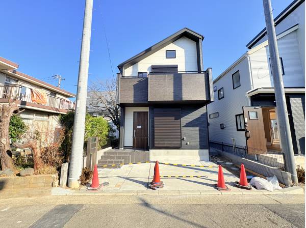 前面道路も広く、駐車もらくらくです。