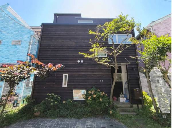 木の温もりに包まれた佇まい 植栽など外構にもこだわりを感じられます