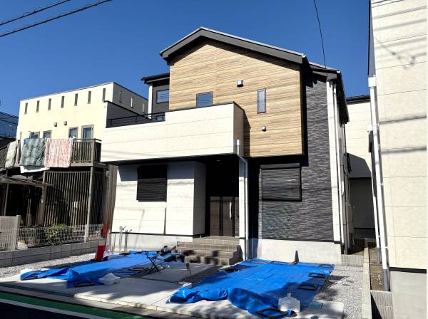 質感を楽しめる外壁が彩る温かみあるファサード