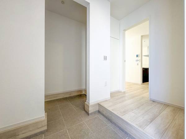 マリングッズが馴染みそうなナチュラルな玄関ホール