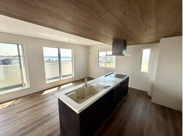 ご家族との会話を楽しみながら料理ができる開放的な空間設計。