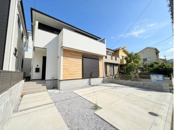 広さのある駐車場があり、2台分が停められます。
