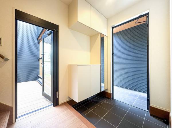 玄関ホールはウッドデッキへもアクセスできます