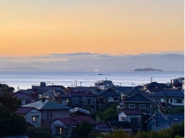 夕方。江の島の灯がきれいです。