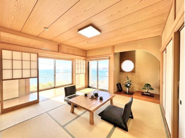 障子越しに広がる海を望む風情ある和室。※家具等はイメージ