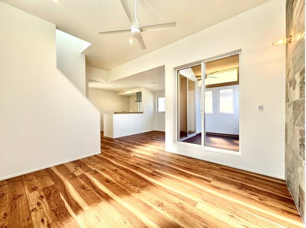 シーリングファンが優雅に回るLDK