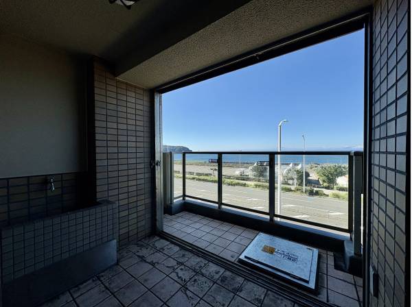 窓辺を額縁に、刻々と表情を変える海の景色を。