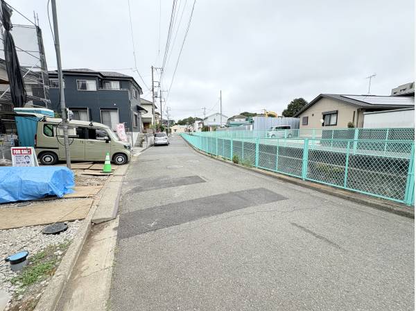 前面道路の幅は約3m以上ございます。
