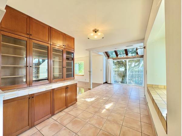 キッチンには作り付けの、大きな食器棚がございます