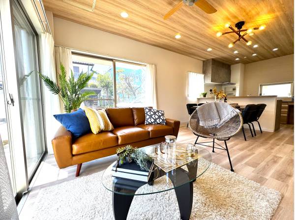 ゆとりのお庭を眺めるコーナーサッシを採用したリビングルーム。