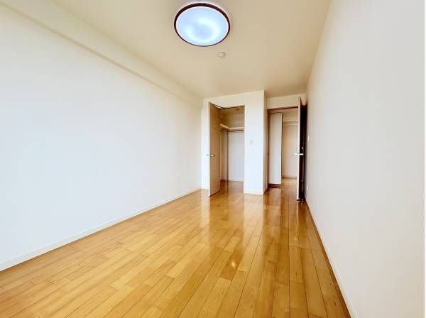 洋室約8帖。ウォークインクローゼット付きです