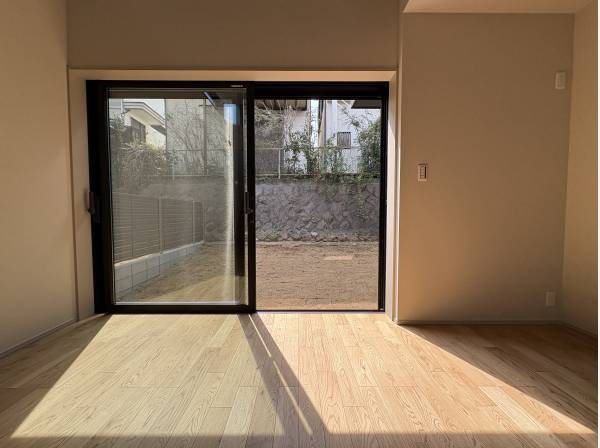 裏庭からの日当たりも良好です！