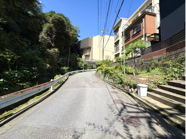 ゆったりとした前面道路。のどかな静けさとゆとりを育む。
