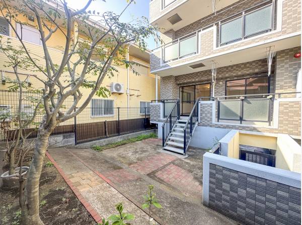 広々とした専用庭はお好きにアレンジしてください