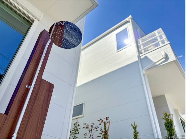 海街マストアイテムの外シャワーが寄り添うこだわりのアプローチ