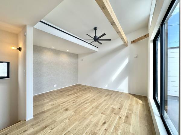 家族の時間を包み込む、ゆとりある21帖のLDK空間。