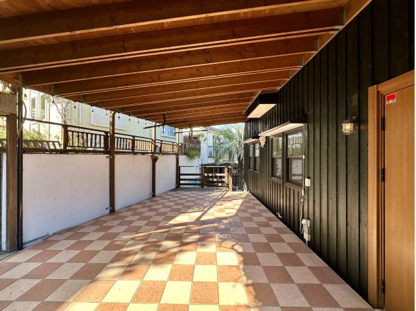 カースペースはご覧の広さです/屋根付きですので雨の日も重宝します