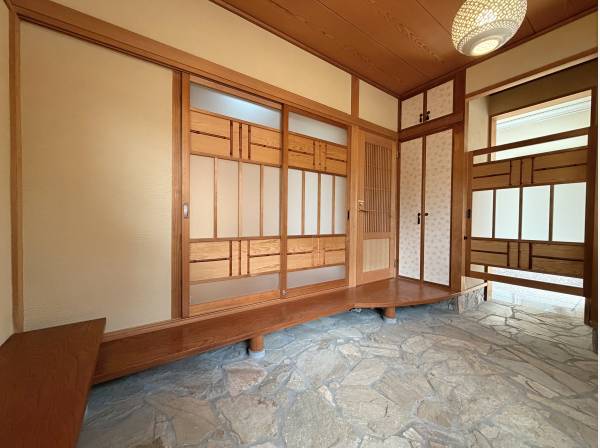 店舗やギャラリーの入口としても映える空間です。