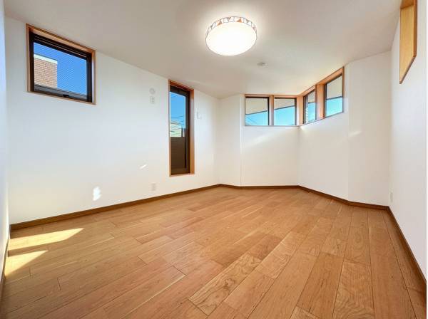 空を切り取る高窓から柔らかな光が降り注ぎます