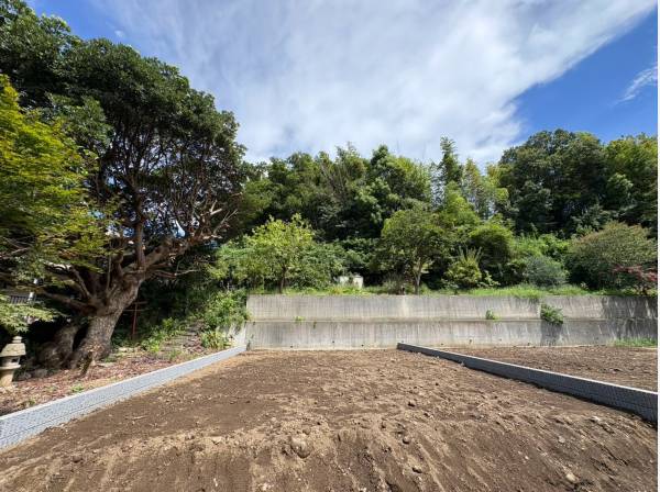 北側には緑が広がり建物に囲われている感はありません