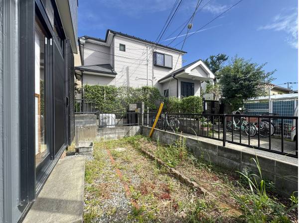 ぽかぽかと陽のあたるお庭は植物もスクスク育ちそうですね