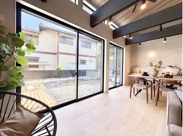リビングは勾配天井になっており明るく開放的な空間に。