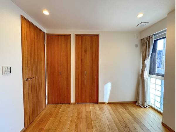 ５帖洋室の様子。この他に5.9帖、8帖主寝室があり各収納付き。