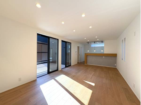 外と内が緩やかなに繋がるリビング