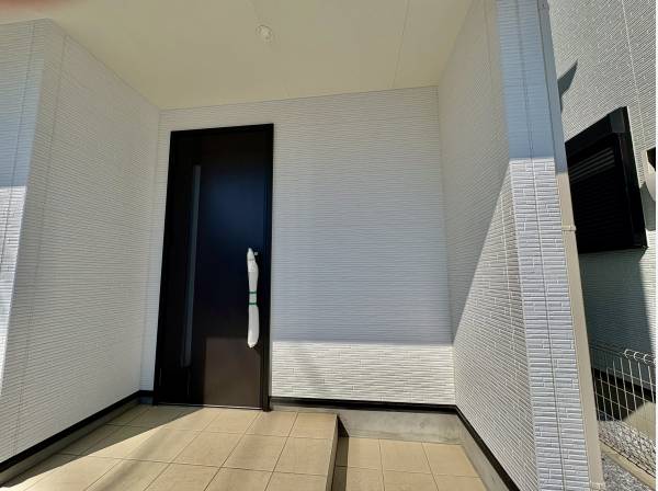 玄関のポーチも屋根があって安心ですね。