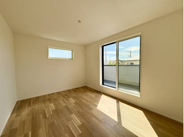 5帖以上の洋室が全3部屋ございます