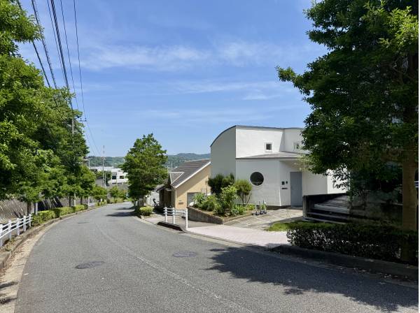閑静な住宅街。程よい高台暮らしにお勧めです。
