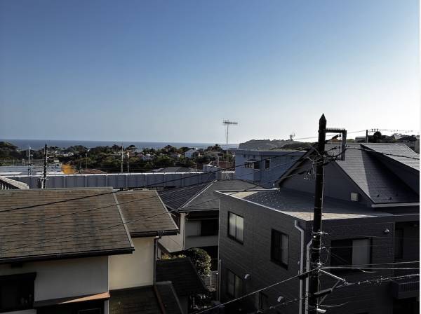 窓を開ければ心地よい風が吹き込みます