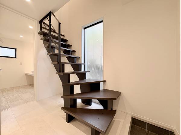 玄関すぐにお洒落な階段がお出迎え