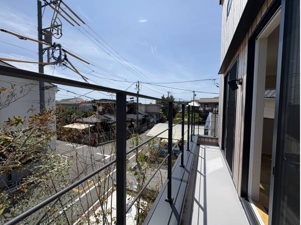 燦々と陽が降り注ぐバルコニー
