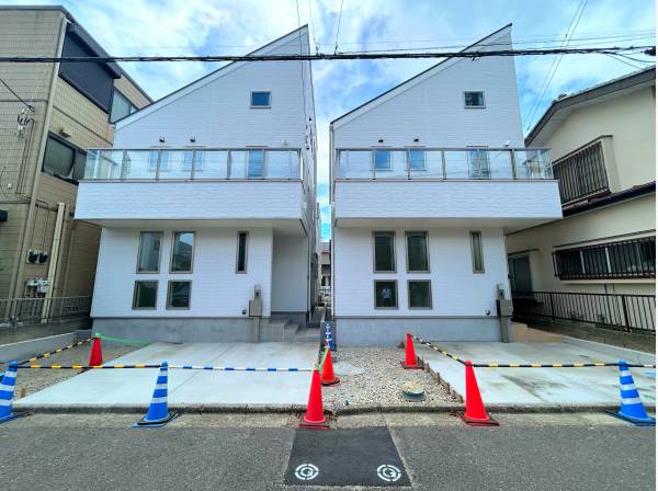 右側の建物で御座います