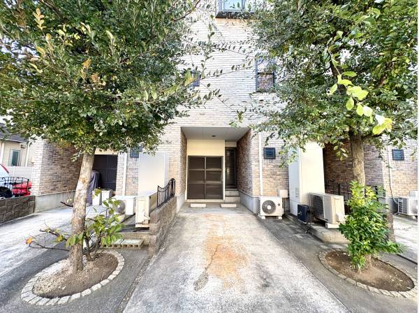 住戸前に確保された専用駐車スペースで日々の外出もスムーズ